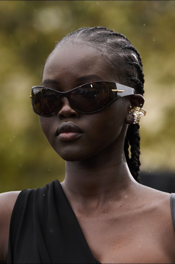 عرض أزياء Givenchy لربيع وصيف 2022 يحيي موضة التصاميم الكاجوال والشبابية