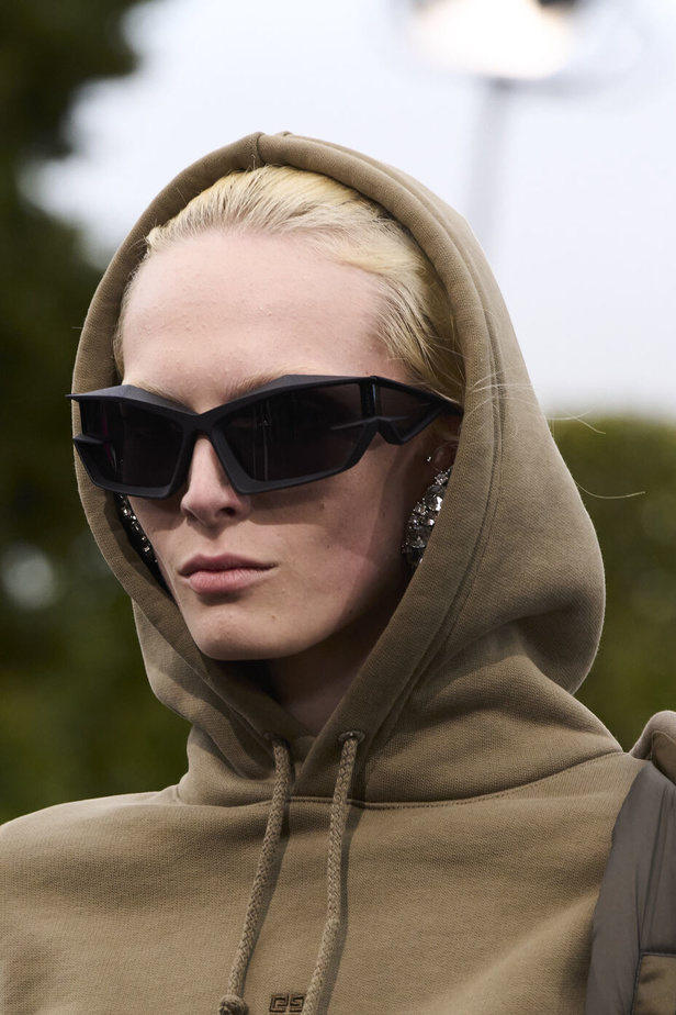 عرض أزياء Givenchy لربيع وصيف 2022 يحيي موضة التصاميم الكاجوال والشبابية