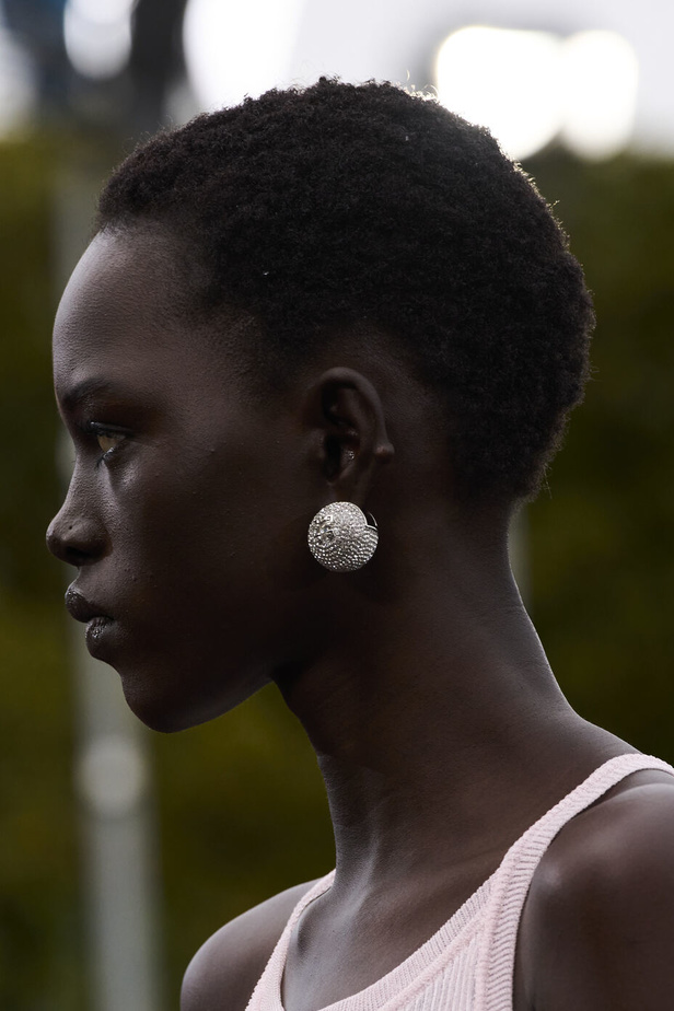 عرض أزياء Givenchy لربيع وصيف 2022 يحيي موضة التصاميم الكاجوال والشبابية