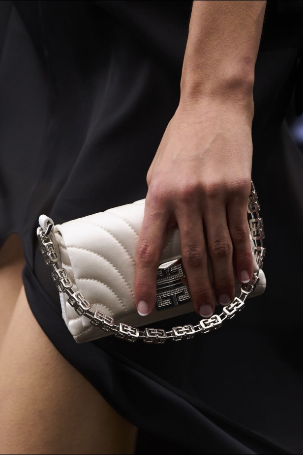 عرض أزياء Givenchy لربيع وصيف 2022 يحيي موضة التصاميم الكاجوال والشبابية