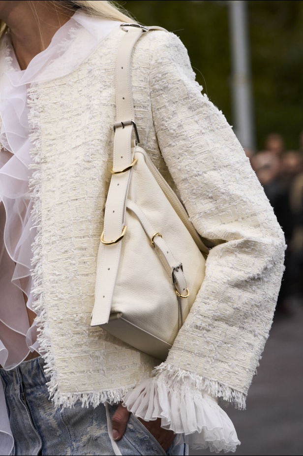 عرض أزياء Givenchy لربيع وصيف 2022 يحيي موضة التصاميم الكاجوال والشبابية