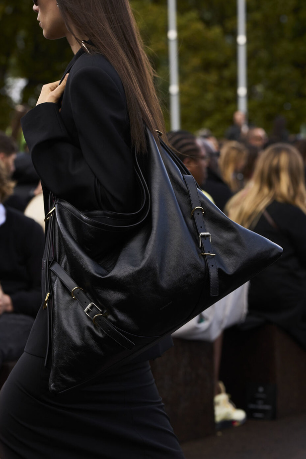 عرض أزياء Givenchy لربيع وصيف 2022 يحيي موضة التصاميم الكاجوال والشبابية