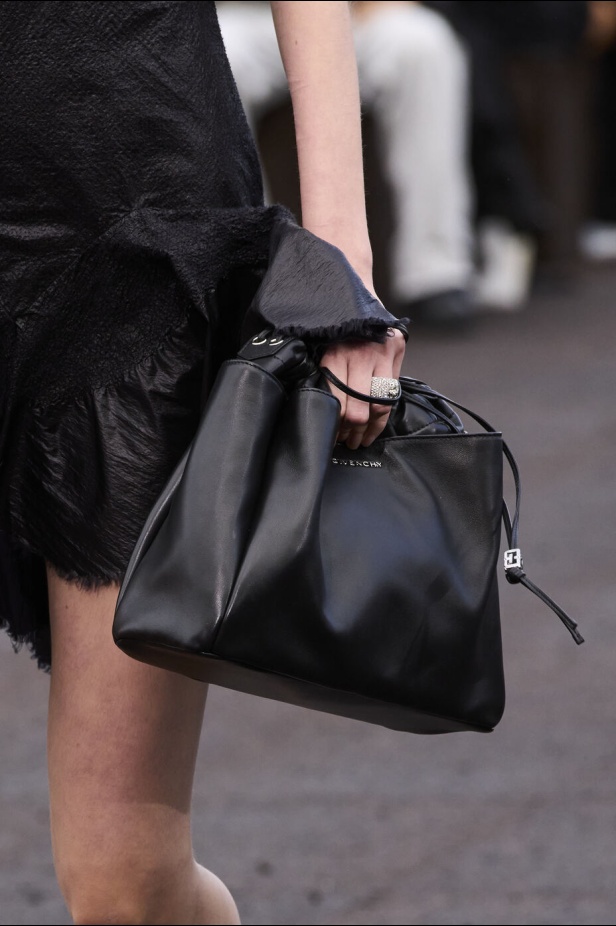 عرض أزياء Givenchy لربيع وصيف 2022 يحيي موضة التصاميم الكاجوال والشبابية