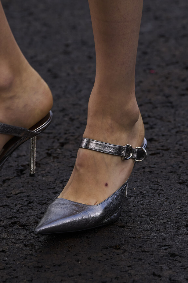 عرض أزياء Givenchy لربيع وصيف 2022 يحيي موضة التصاميم الكاجوال والشبابية