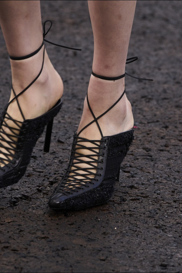 عرض أزياء Givenchy لربيع وصيف 2022 يحيي موضة التصاميم الكاجوال والشبابية