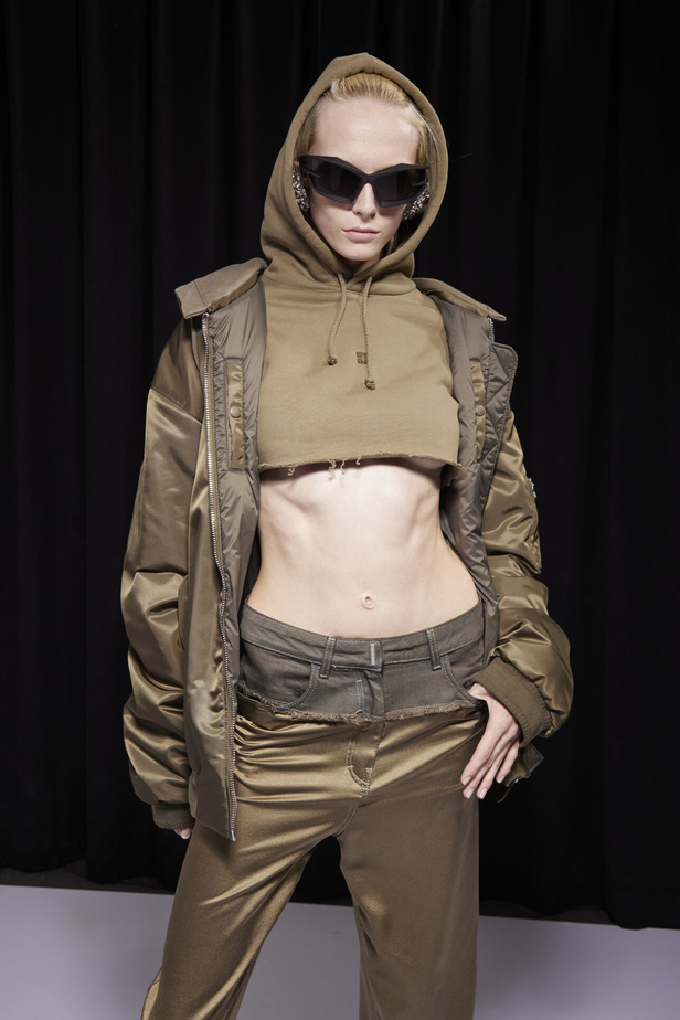 عرض أزياء Givenchy لربيع وصيف 2022 يحيي موضة التصاميم الكاجوال والشبابية