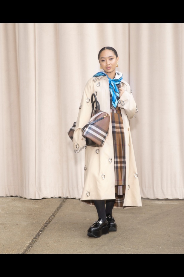 مجموعة Burberry لربيع 2023 أناقة صيفية بلمسة بريطانية 