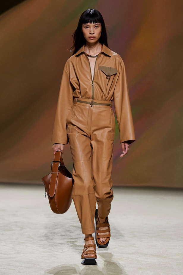 مجموعة Hermès لربيع 2023 تستحضر كثبان الصحراء في وسط باريس 
