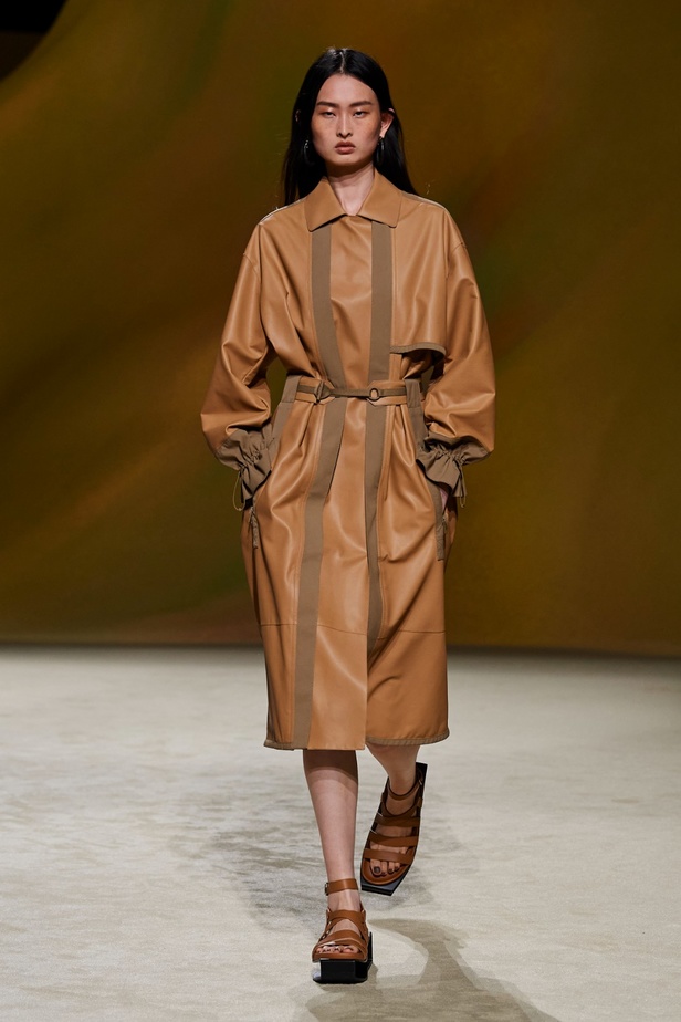 مجموعة Hermès لربيع 2023 تستحضر كثبان الصحراء في وسط باريس 