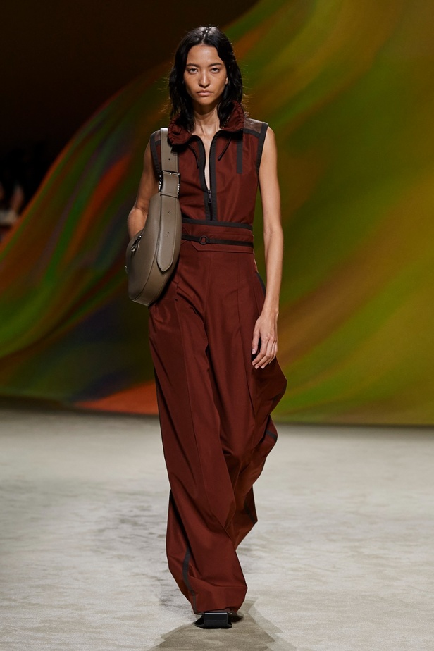 مجموعة Hermès لربيع 2023 تستحضر كثبان الصحراء في وسط باريس 