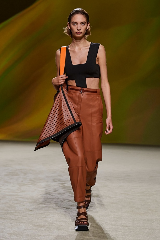 مجموعة Hermès لربيع 2023 تستحضر كثبان الصحراء في وسط باريس 