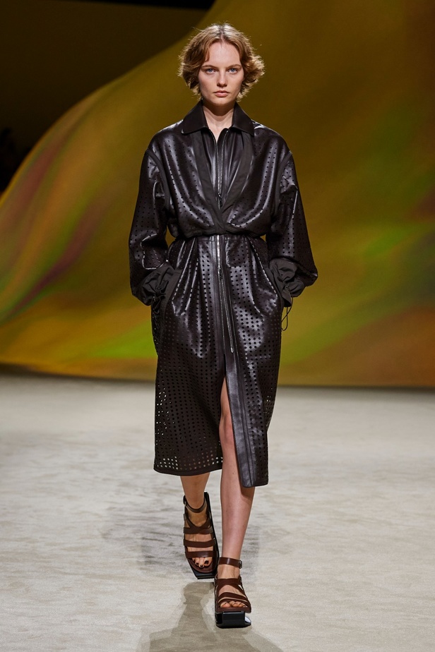 مجموعة Hermès لربيع 2023 تستحضر كثبان الصحراء في وسط باريس 