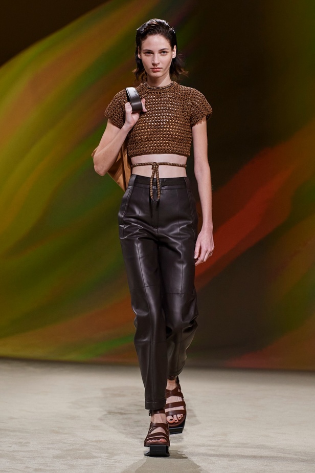 مجموعة Hermès لربيع 2023 تستحضر كثبان الصحراء في وسط باريس 