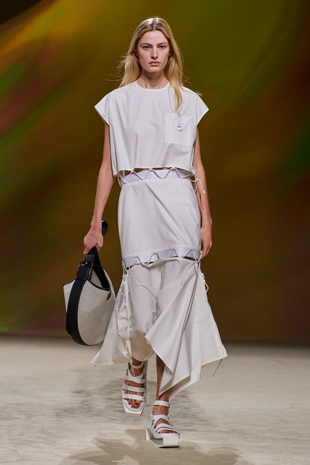 مجموعة Hermès لربيع 2023 تستحضر كثبان الصحراء في وسط باريس 