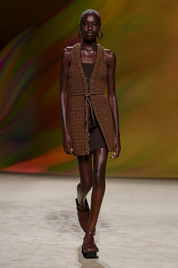 مجموعة Hermès لربيع 2023 تستحضر كثبان الصحراء في وسط باريس 