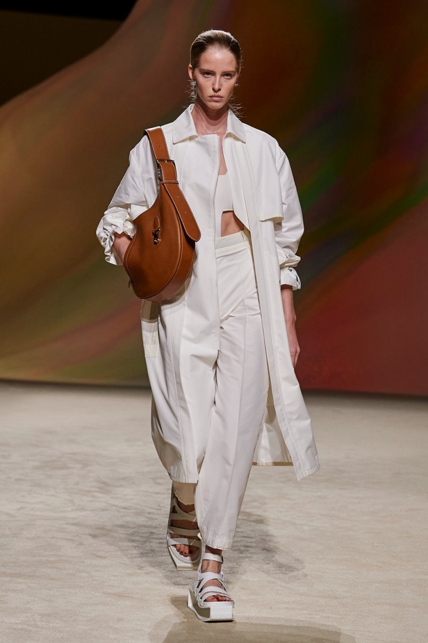 مجموعة Hermès لربيع 2023 تستحضر كثبان الصحراء في وسط باريس 