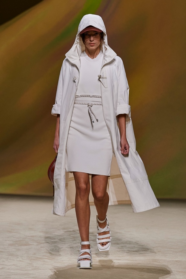 مجموعة Hermès لربيع 2023 تستحضر كثبان الصحراء في وسط باريس 