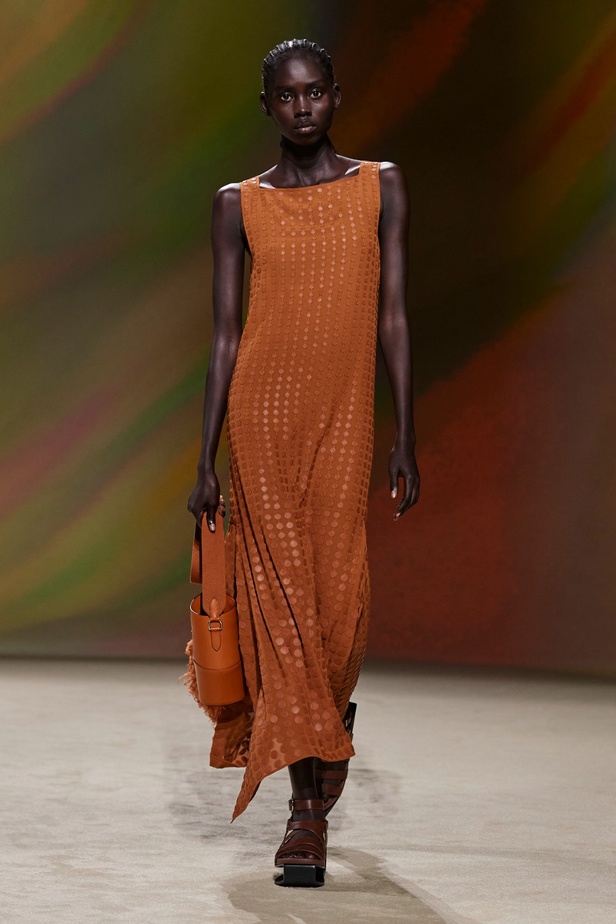 مجموعة Hermès لربيع 2023 تستحضر كثبان الصحراء في وسط باريس 