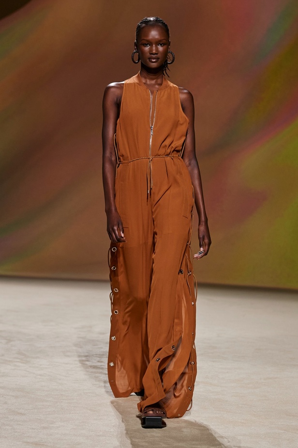 مجموعة Hermès لربيع 2023 تستحضر كثبان الصحراء في وسط باريس 