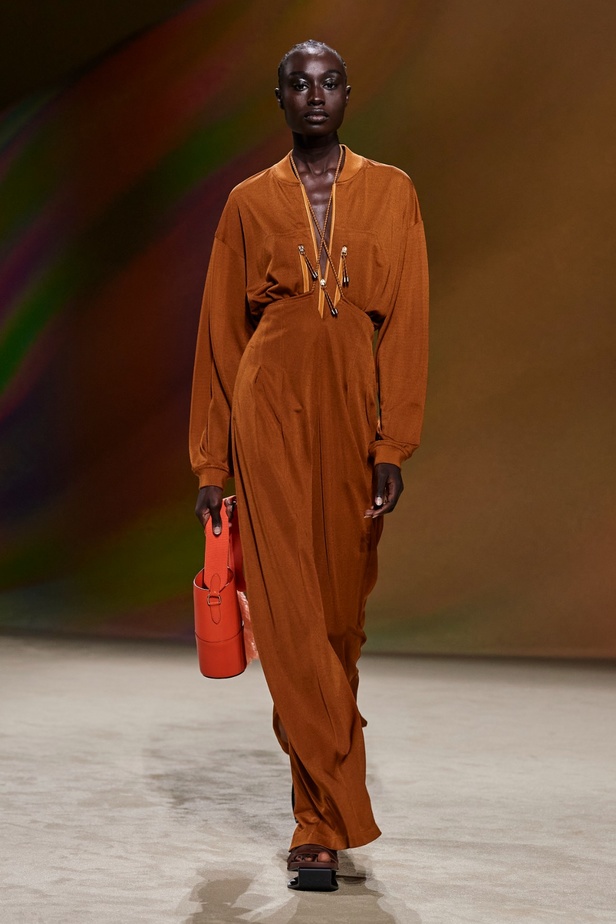 مجموعة Hermès لربيع 2023 تستحضر كثبان الصحراء في وسط باريس 