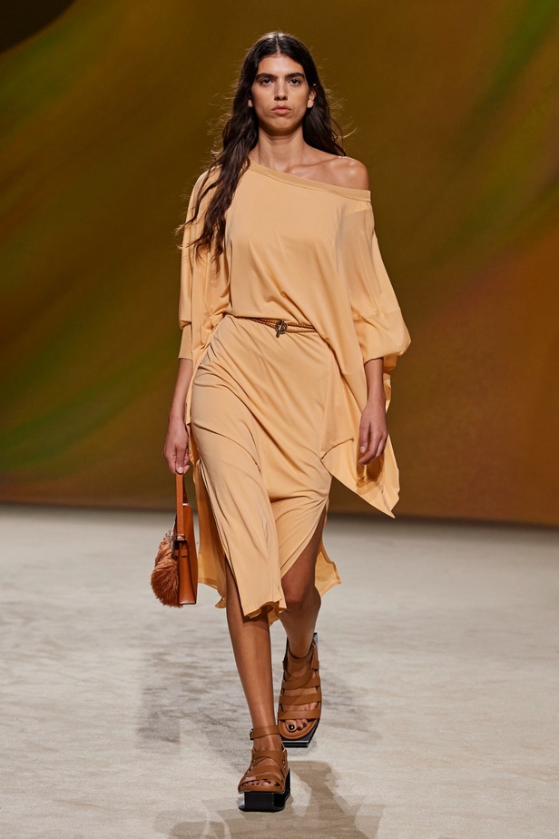 مجموعة Hermès لربيع 2023 تستحضر كثبان الصحراء في وسط باريس 