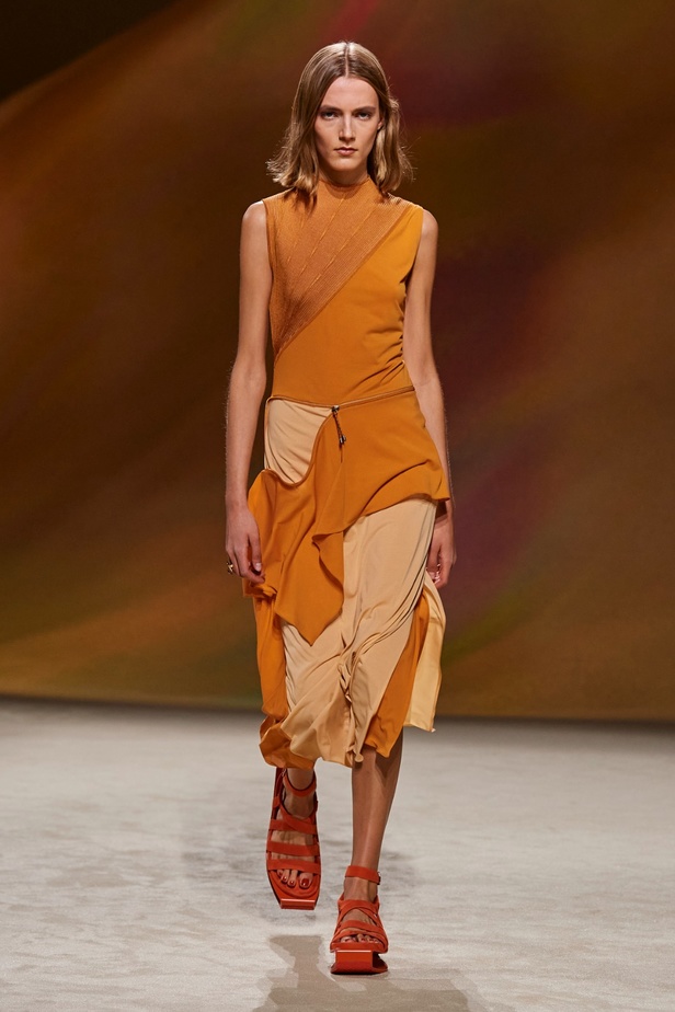 مجموعة Hermès لربيع 2023 تستحضر كثبان الصحراء في وسط باريس 