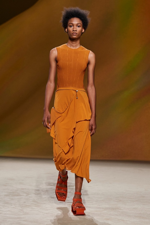 مجموعة Hermès لربيع 2023 تستحضر كثبان الصحراء في وسط باريس 