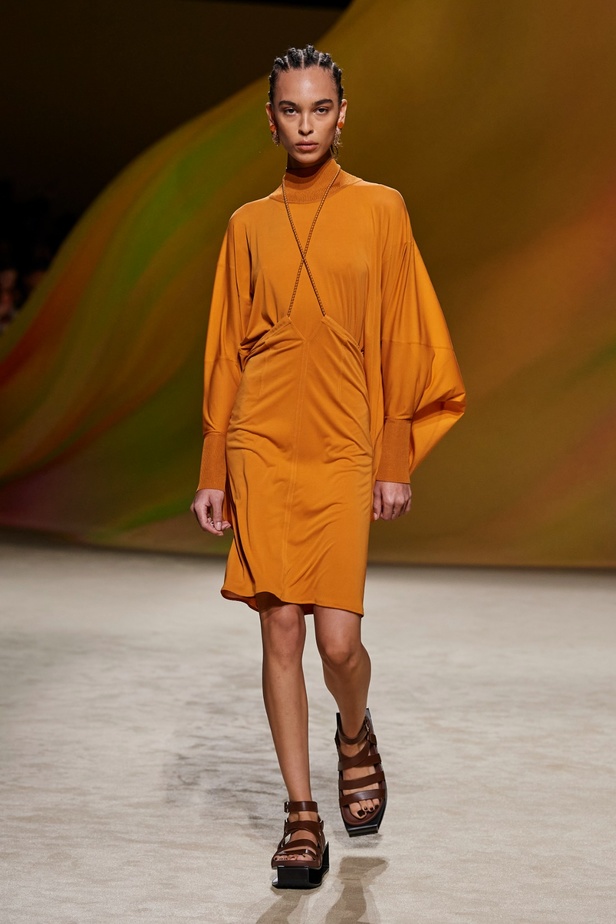 مجموعة Hermès لربيع 2023 تستحضر كثبان الصحراء في وسط باريس 