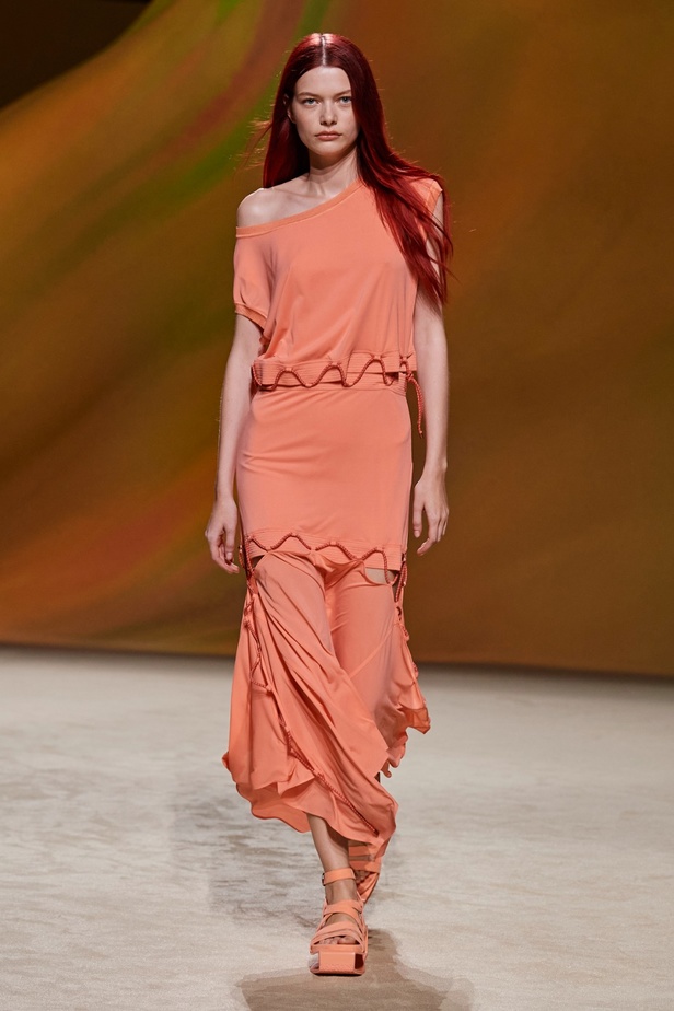 مجموعة Hermès لربيع 2023 تستحضر كثبان الصحراء في وسط باريس 