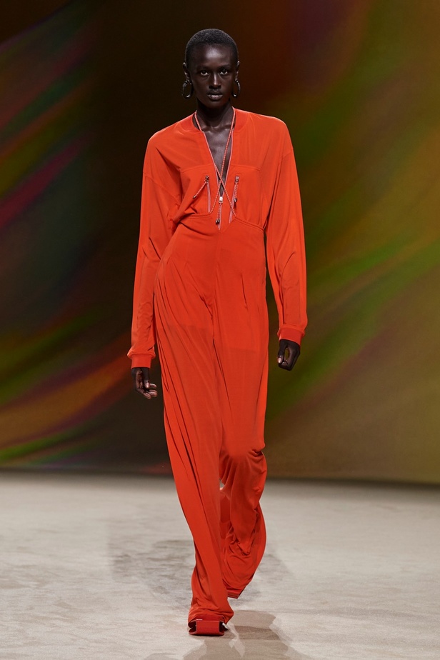 مجموعة Hermès لربيع 2023 تستحضر كثبان الصحراء في وسط باريس 