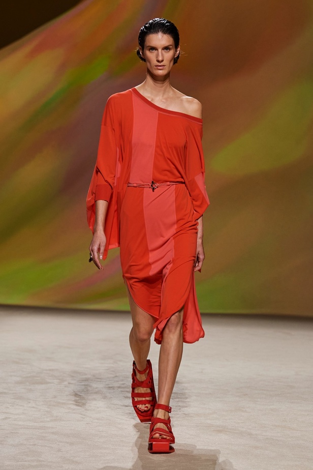 مجموعة Hermès لربيع 2023 تستحضر كثبان الصحراء في وسط باريس 