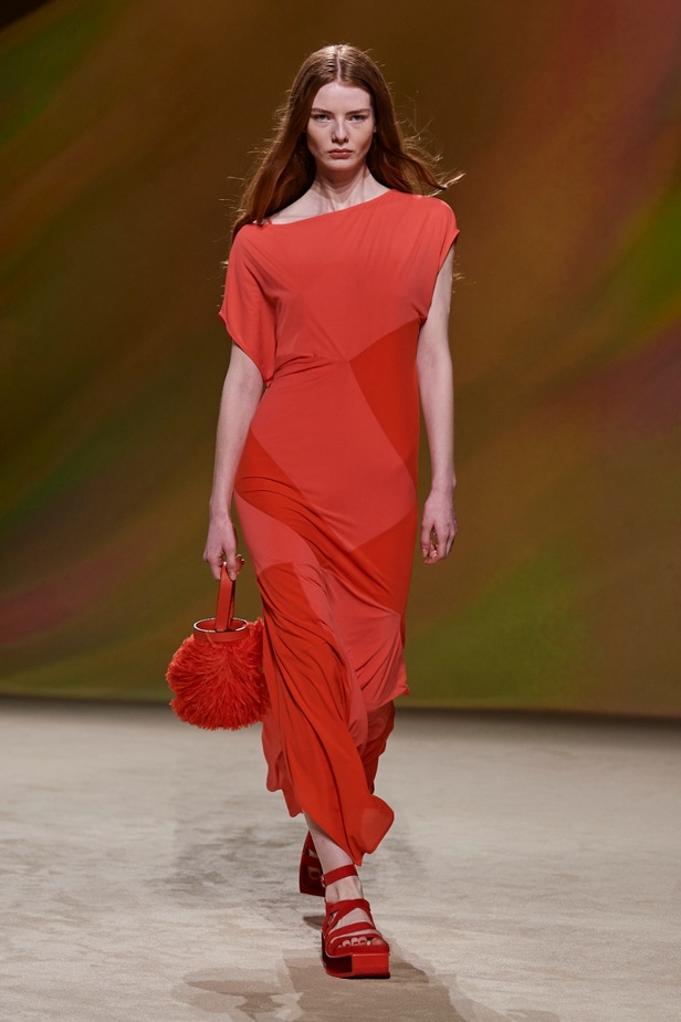 مجموعة Hermès لربيع 2023 تستحضر كثبان الصحراء في وسط باريس 