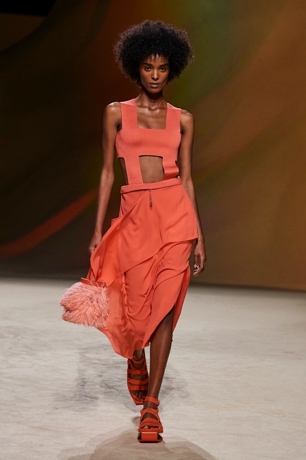 مجموعة Hermès لربيع 2023 تستحضر كثبان الصحراء في وسط باريس 