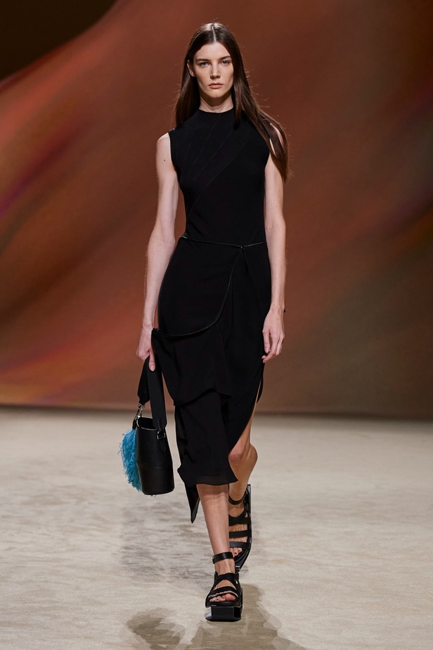 مجموعة Hermès لربيع 2023 تستحضر كثبان الصحراء في وسط باريس 