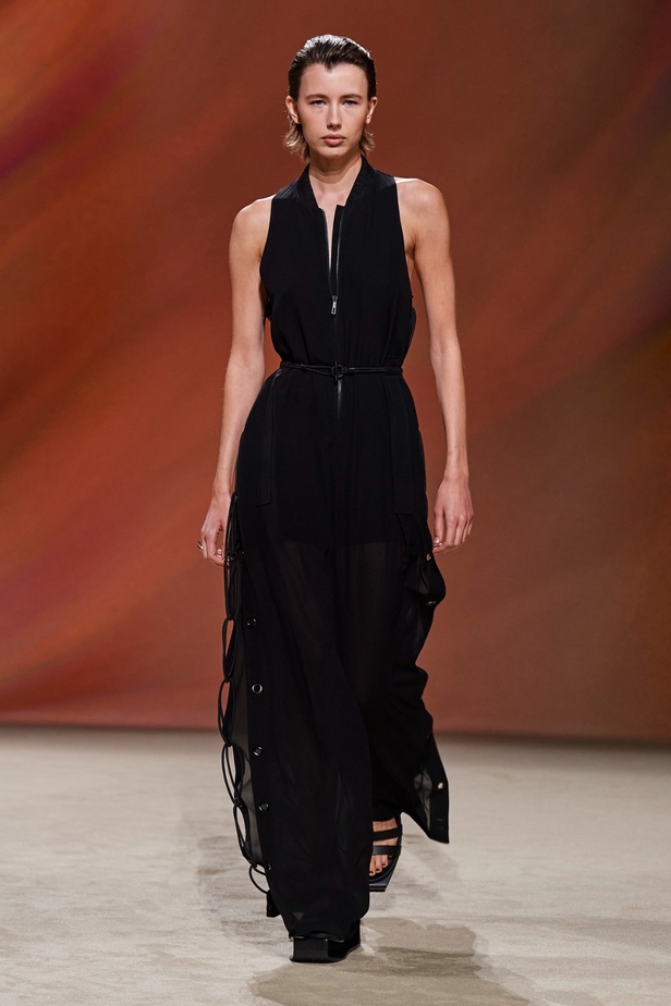 مجموعة Hermès لربيع 2023 تستحضر كثبان الصحراء في وسط باريس 