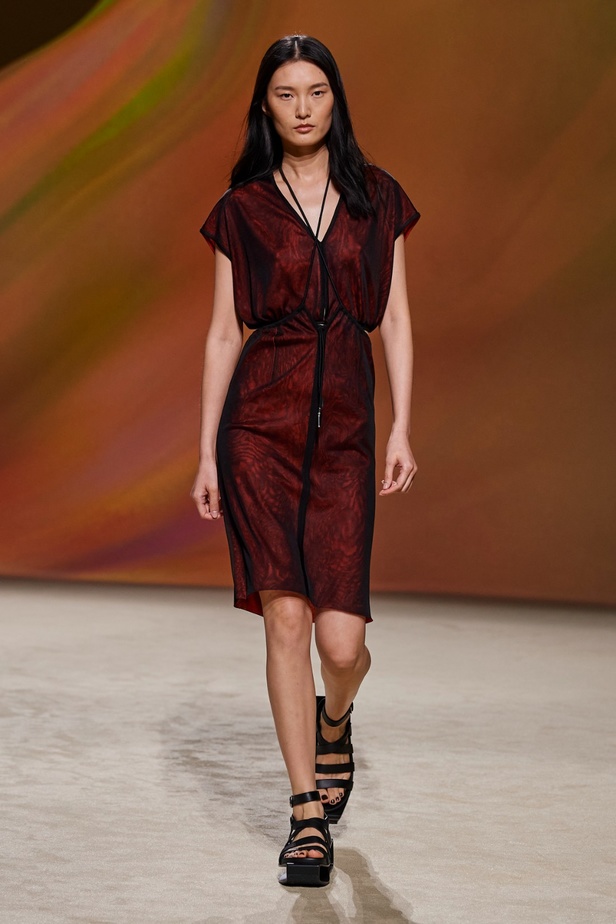 مجموعة Hermès لربيع 2023 تستحضر كثبان الصحراء في وسط باريس 