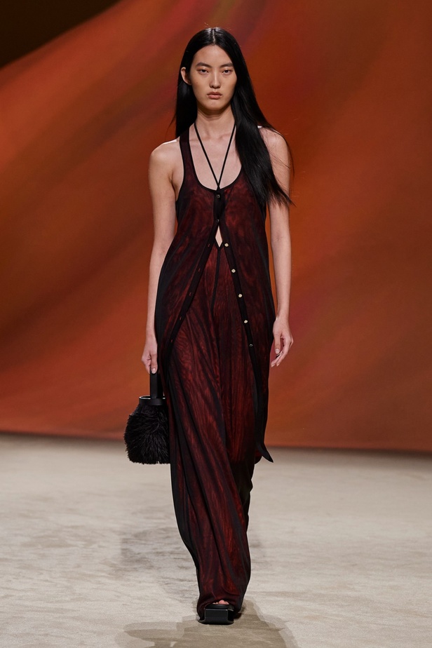 مجموعة Hermès لربيع 2023 تستحضر كثبان الصحراء في وسط باريس 