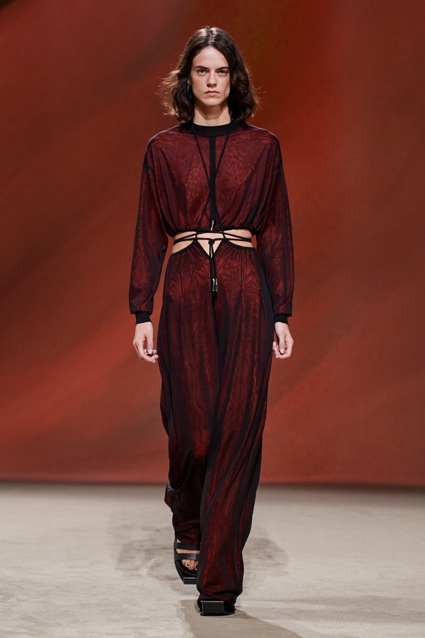 مجموعة Hermès لربيع 2023 تستحضر كثبان الصحراء في وسط باريس 