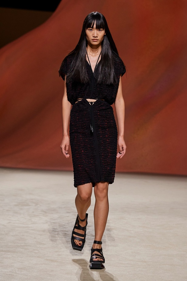 مجموعة Hermès لربيع 2023 تستحضر كثبان الصحراء في وسط باريس 