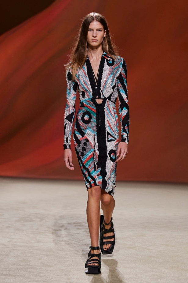 مجموعة Hermès لربيع 2023 تستحضر كثبان الصحراء في وسط باريس 