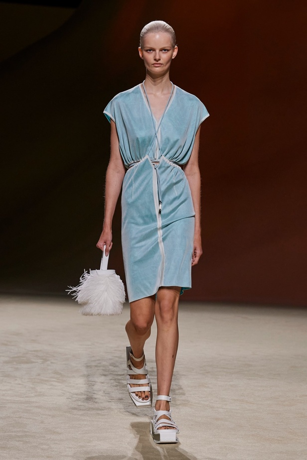 مجموعة Hermès لربيع 2023 تستحضر كثبان الصحراء في وسط باريس 