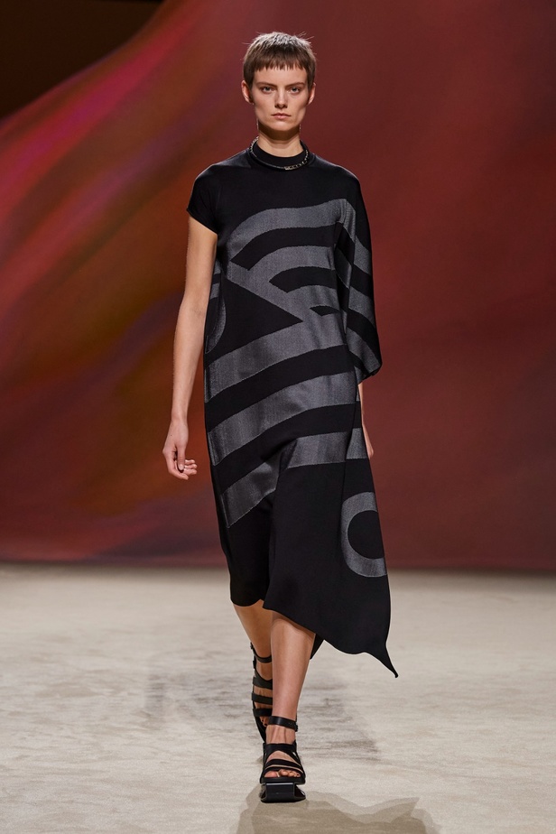 مجموعة Hermès لربيع 2023 تستحضر كثبان الصحراء في وسط باريس 