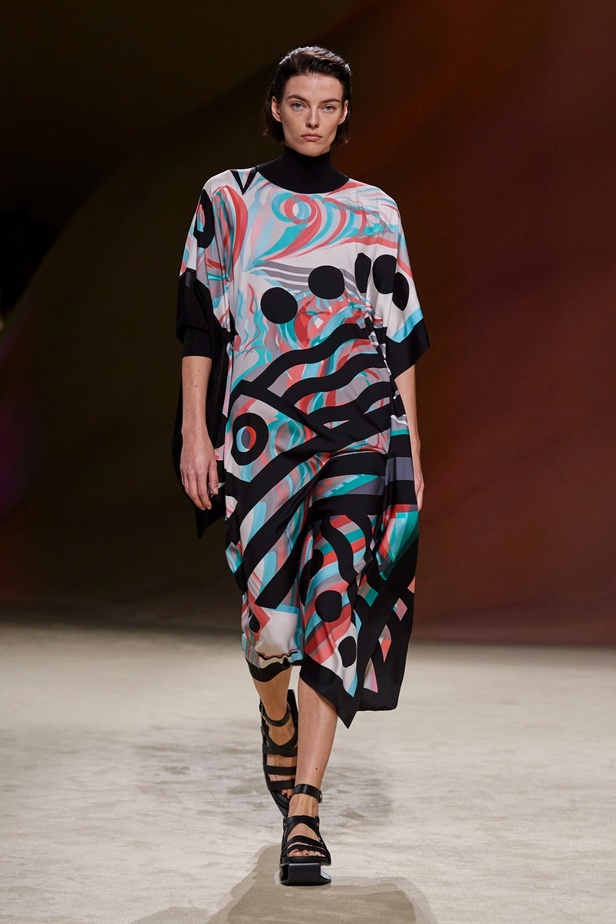 مجموعة Hermès لربيع 2023 تستحضر كثبان الصحراء في وسط باريس 