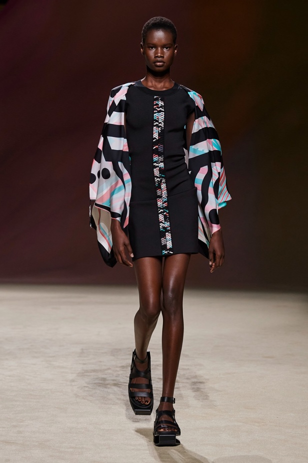 مجموعة Hermès لربيع 2023 تستحضر كثبان الصحراء في وسط باريس 