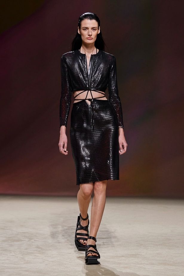 مجموعة Hermès لربيع 2023 تستحضر كثبان الصحراء في وسط باريس 