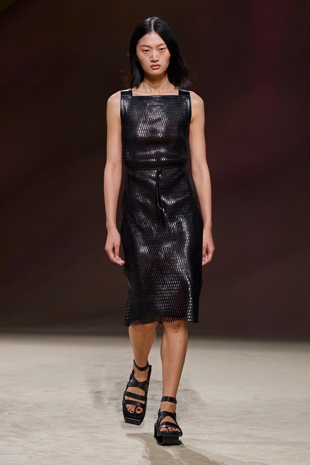 مجموعة Hermès لربيع 2023 تستحضر كثبان الصحراء في وسط باريس 