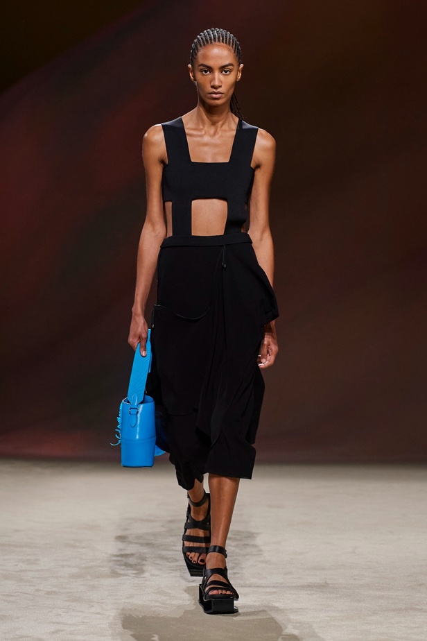 مجموعة Hermès لربيع 2023 تستحضر كثبان الصحراء في وسط باريس 