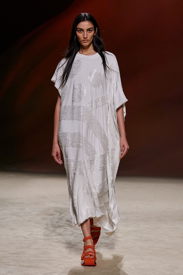 مجموعة Hermès لربيع 2023 تستحضر كثبان الصحراء في وسط باريس 