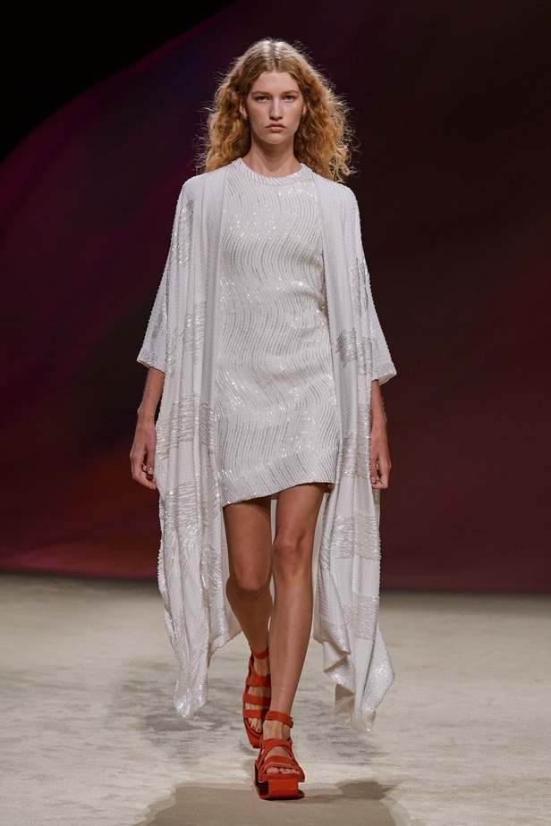 مجموعة Hermès لربيع 2023 تستحضر كثبان الصحراء في وسط باريس 