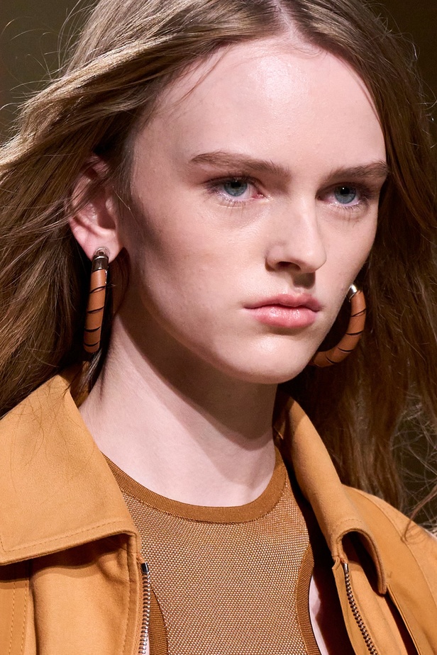 مجموعة Hermès لربيع 2023 تستحضر كثبان الصحراء في وسط باريس 